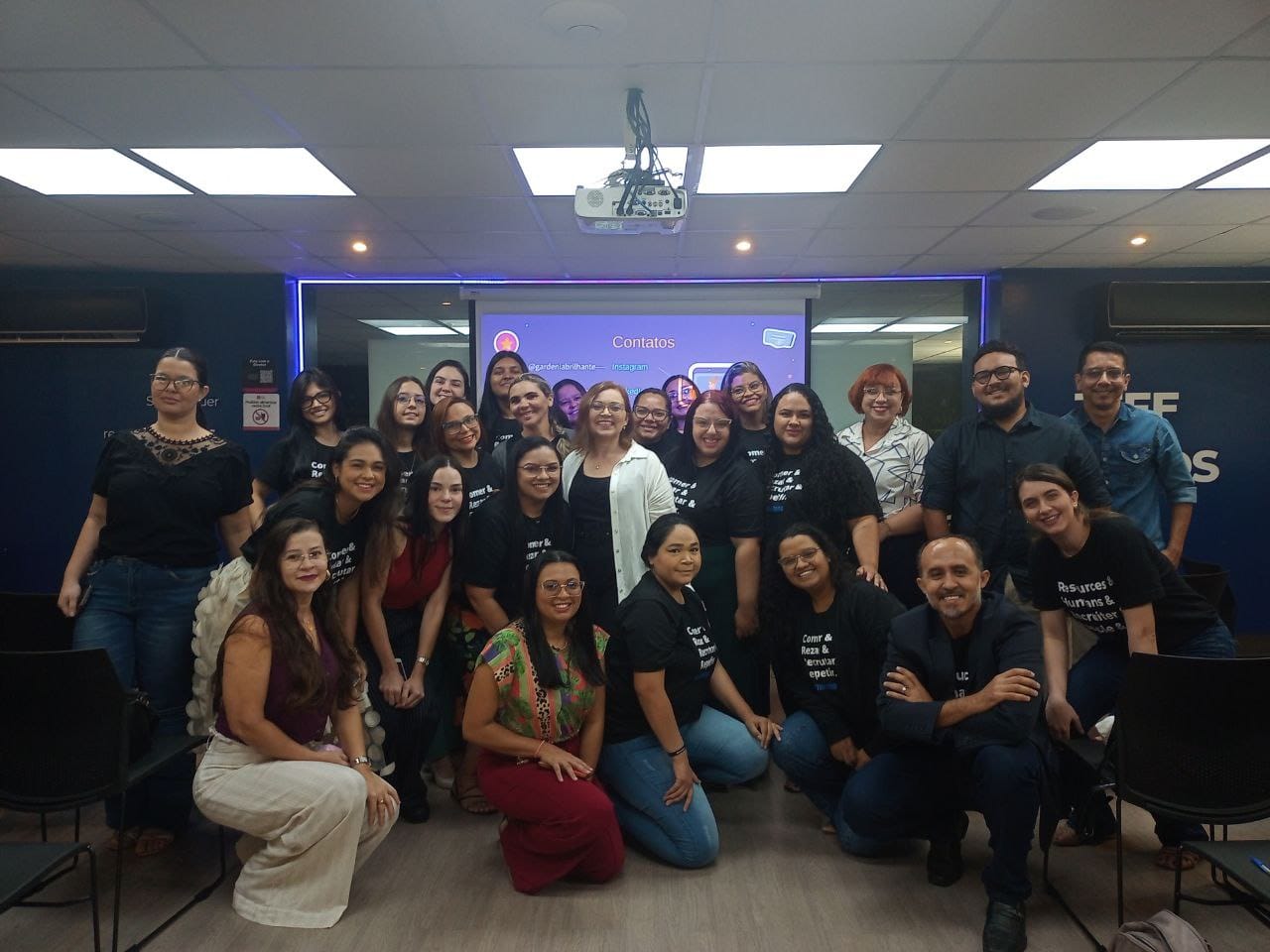 Profissionais de RH colaborando em um projeto de desenvolvimento organizacional