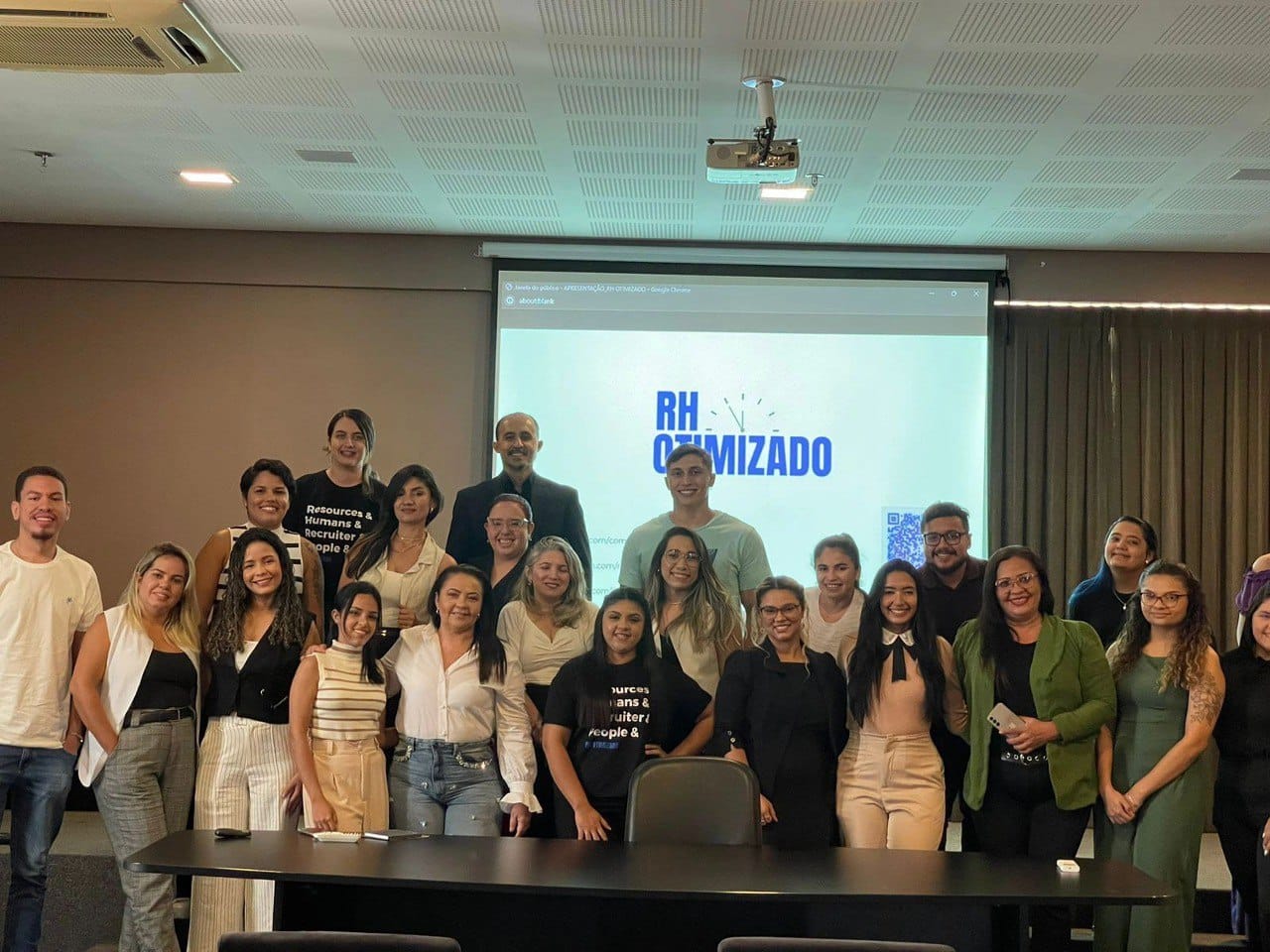 Equipe de RH analisando dados de performance e engajamento dos colaboradores