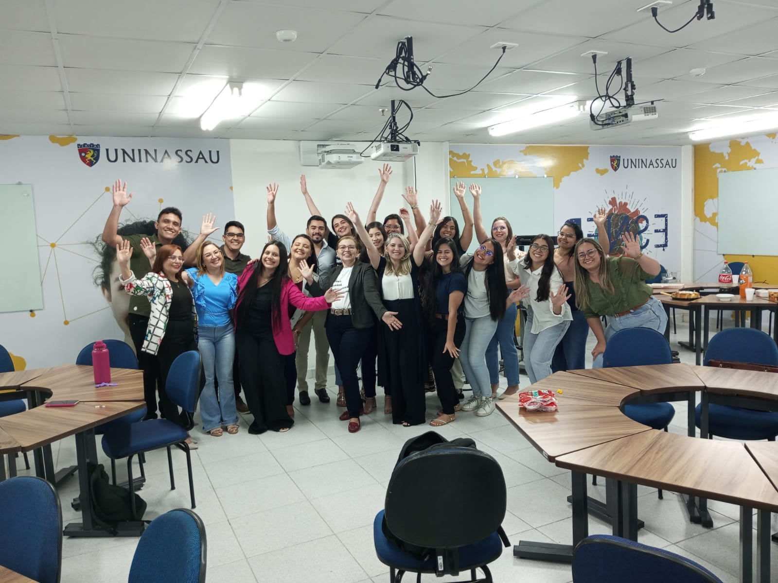 Profissionais trabalhando em ambiente colaborativo moderno